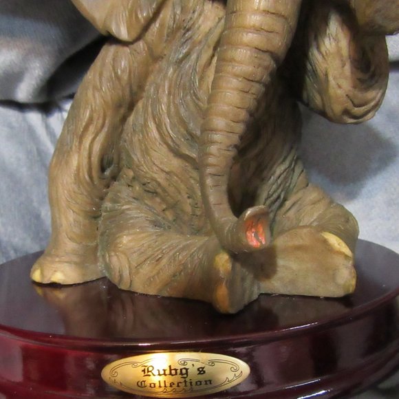 Elephant with a tear in very nice Shape -Ruby's Collection - Picture 2 of 14